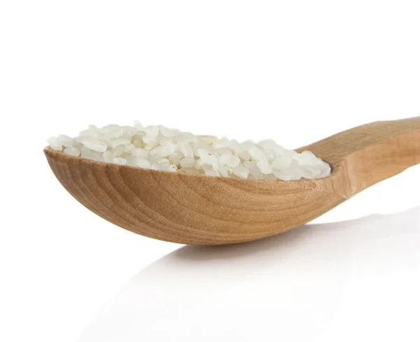 Рисовое зерно в деревянной ложке изолировано на белом — стоковое фото