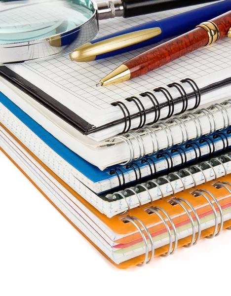 Pen och penna på anteckningsboken isolerad på vit — Stockfoto