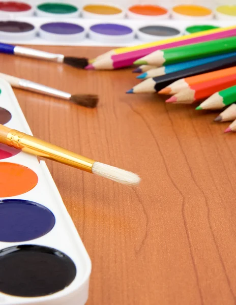 Målare palett med borste och pennor — Stockfoto