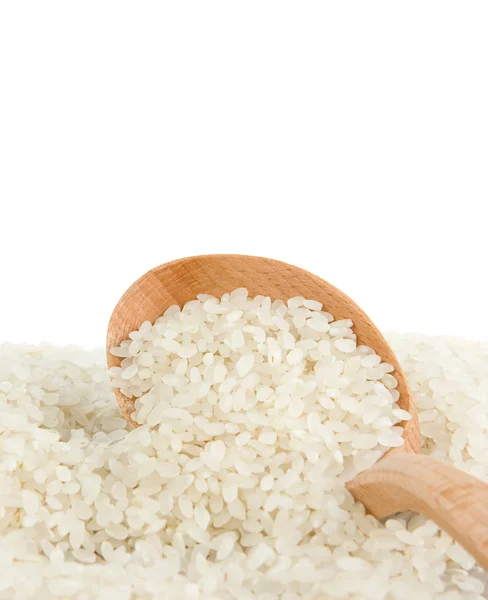 Rijst graan in lepel geïsoleerd op wit — Stockfoto
