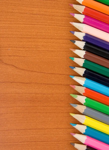 Ahşap üzerine renkli kalemler — Stok fotoğraf