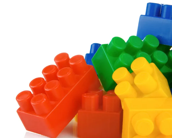 Plastic speelgoed en bakstenen geïsoleerd op wit — Stockfoto