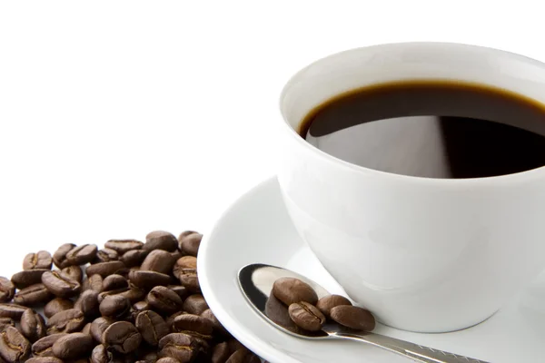 白に隔離されたコーヒーと豆のカップ — ストック写真