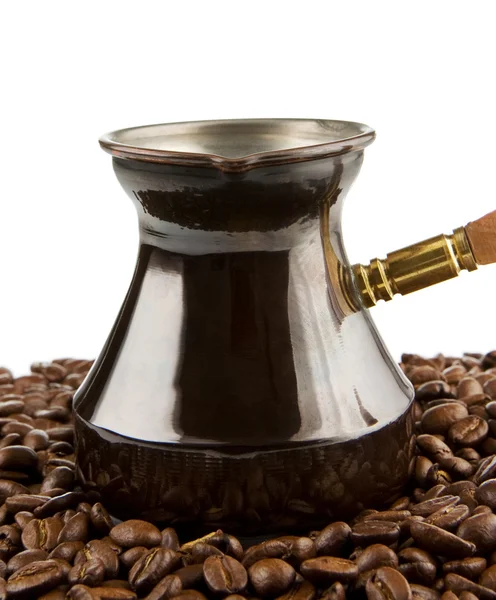 コーヒー ポット、白で隔離される豆 — ストック写真