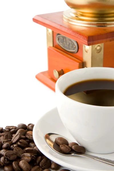 Macinino e tazza di caffè su chicchi isolati su bianco — Foto Stock