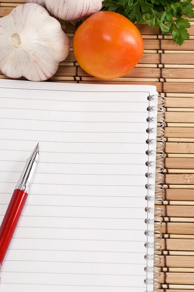 Прокладка, чеснок, петрушка и помидор с чернильной ручкой — стоковое фото