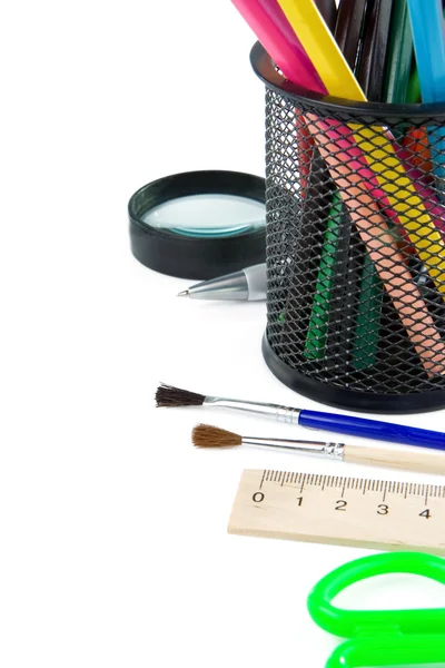 Pennello e matite in supporto isolato su bianco — Foto Stock