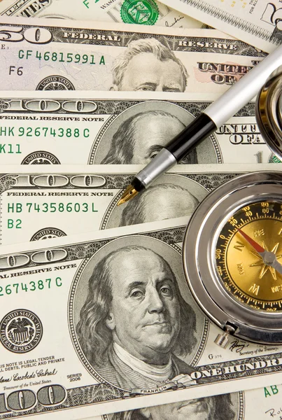 Pióra i kompas na dolary — Zdjęcie stockowe
