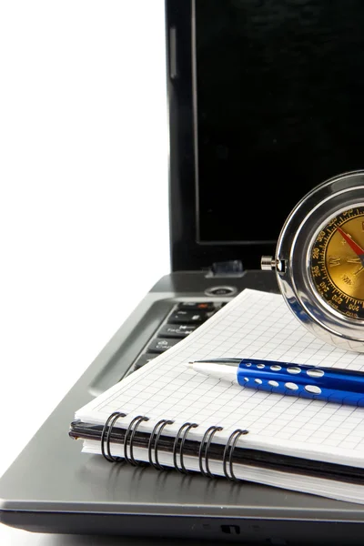 Notebook laptop e caneta isolada em branco — Fotografia de Stock