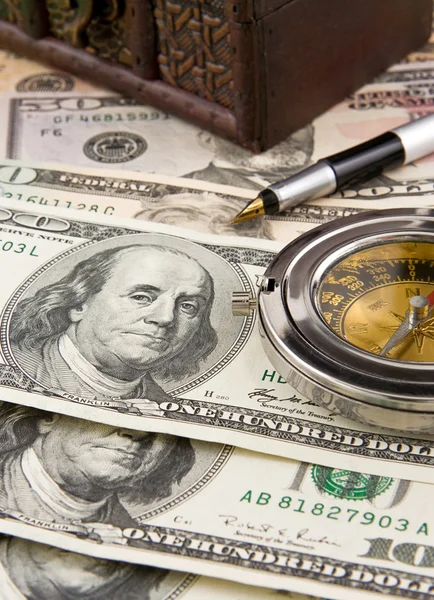Pera a kompas na dolary — Stock fotografie
