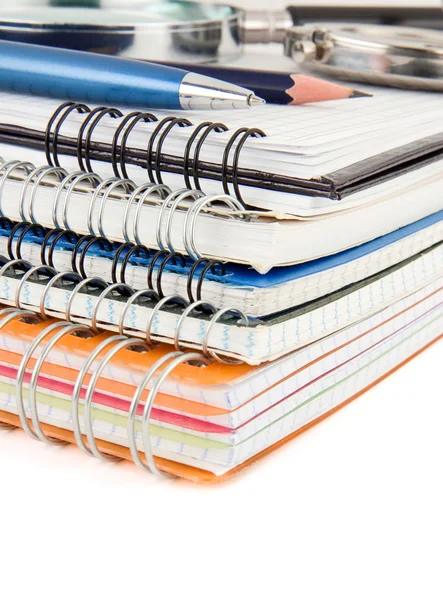 Pero a tužka na notebook izolovaných na bílém — Stock fotografie