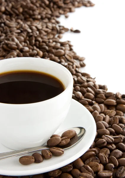 Kopje koffie en bonen geïsoleerd op wit — Stockfoto