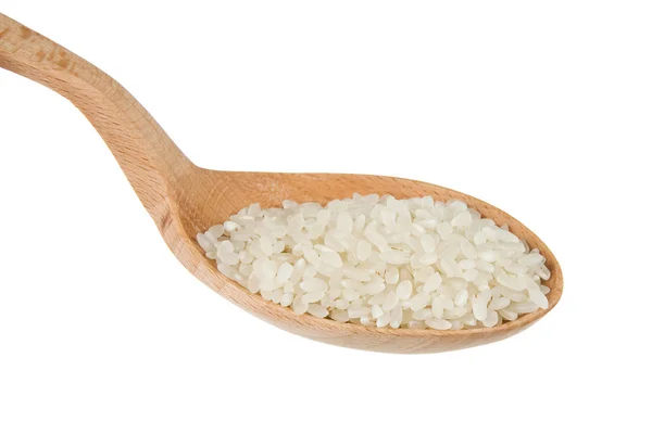 Rijst graan in houten lepel geïsoleerd op wit — Stockfoto