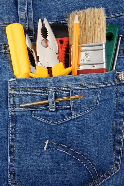 Ferramentas e instrumentos em jeans azuis — Fotografia de Stock