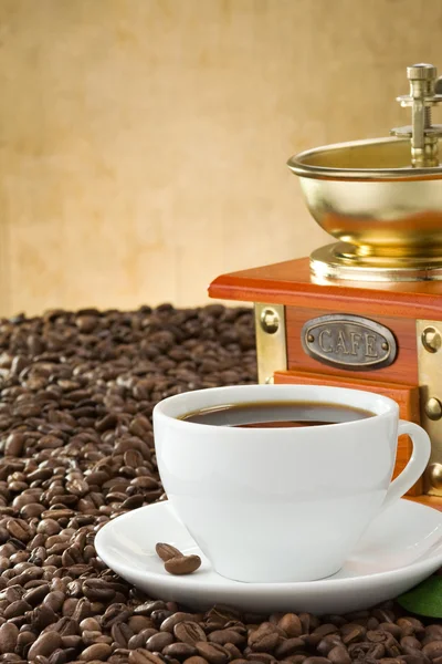Šálek kávy a mlýnek s fazolemi — Stock fotografie
