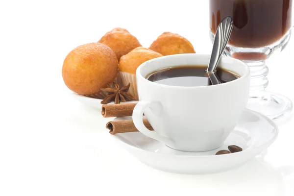 Tasse Kaffee mit Bohnen isoliert auf weiß — Stockfoto