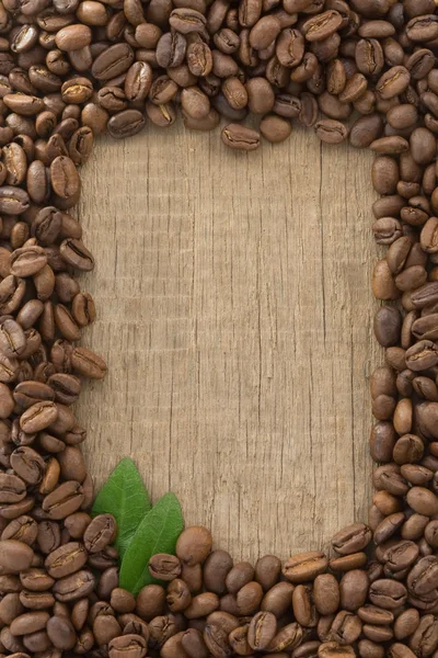 Kahvipavut puupohjalla — kuvapankkivalokuva