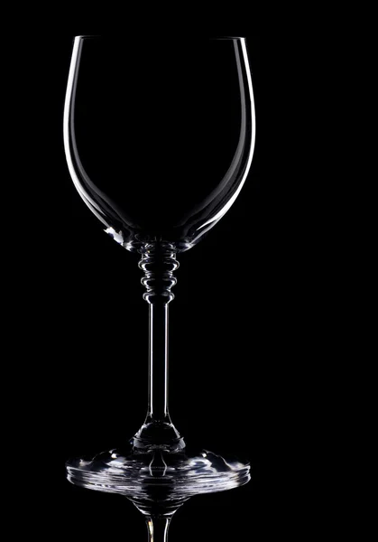 Стеклянное вино, изолированное на черном — стоковое фото
