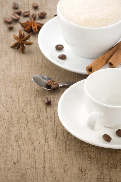 木材で豆の焙煎でコーヒー ドリンク 1 杯 — ストック写真