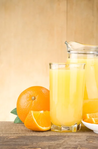 Frutas frescas de laranja e suco em vidro isolado — Fotografia de Stock