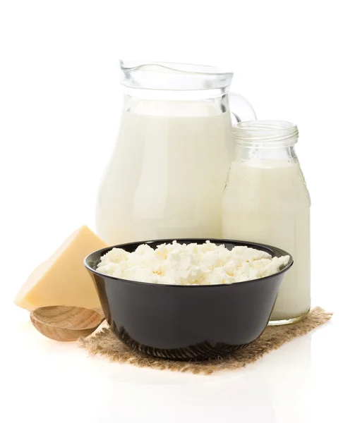 Sýry a mléčné výrobky, které jsou izolované na bílém — Stock fotografie