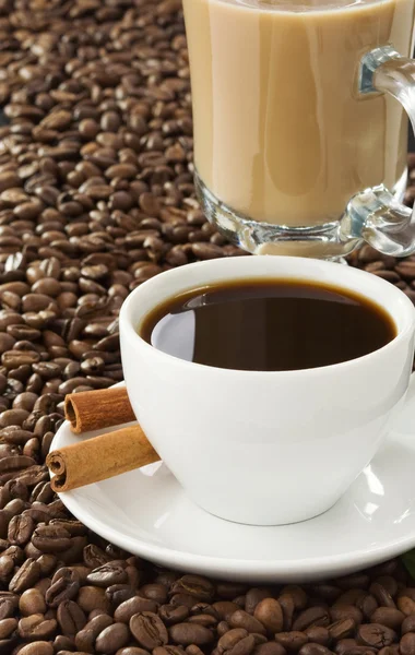 Xícara de café e feijão torrado — Fotografia de Stock