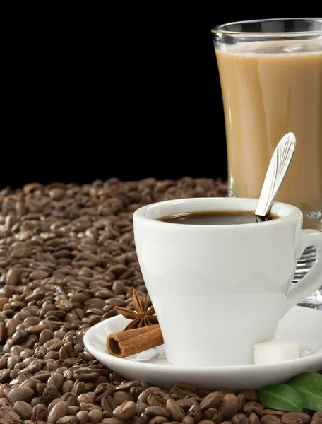 Tasse Kaffee und Bohnen isoliert auf schwarz — Stockfoto
