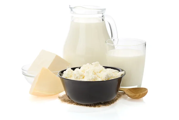 Γαλακτοκομικά προϊόντα απομονώνονται σε λευκό — Φωτογραφία Αρχείου