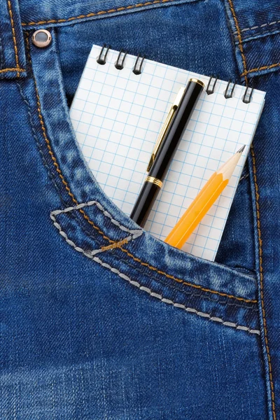 Anteckningsbok och penna på jeans packet — Stockfoto