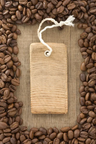Κόκκους καφέ και ετικέτα ετικέτα τιμή σε ξύλο — Φωτογραφία Αρχείου