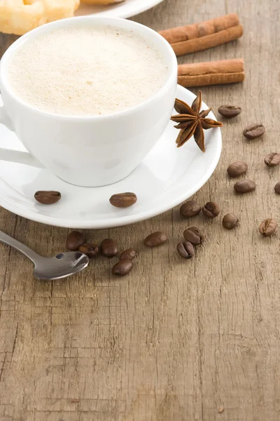 杯咖啡，豆子上木背景纹理 — 图库照片