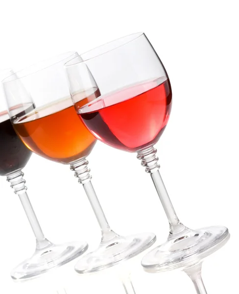 Wijn in glazen geïsoleerd op wit — Stockfoto
