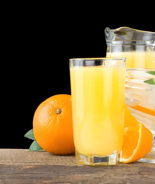 Frutas frescas de naranja y zumo en vidrio aislado sobre negro —  Fotos de Stock