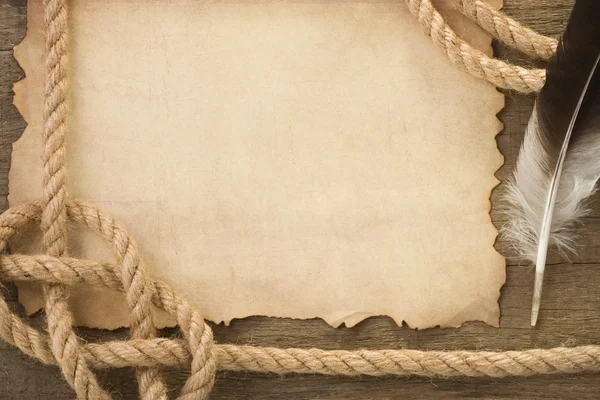 コード、ロープ、古いヴィンテージの古代の紙の上の羽 — ストック写真