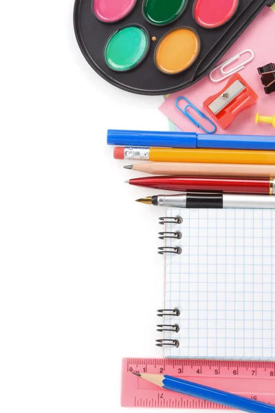 Akcesoria do szkoły i sprawdzone notebook na białym tle — Zdjęcie stockowe