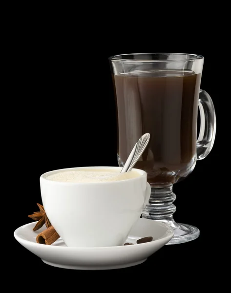 Šálek kávy s fazolemi, izolované na černém pozadí — Stock fotografie