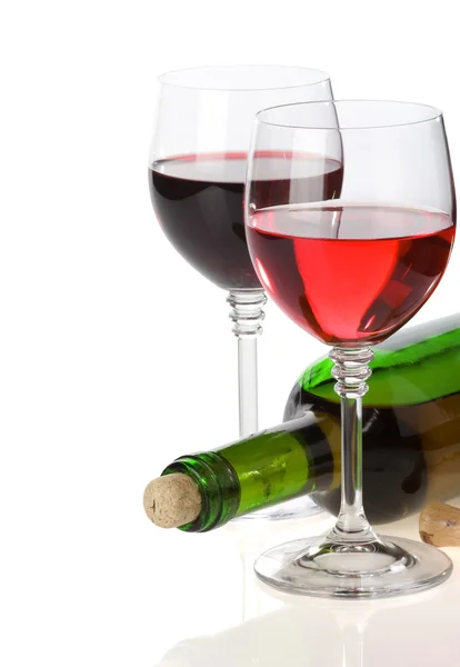 Víno ve sklenici a láhev izolované na bílém — Stock fotografie