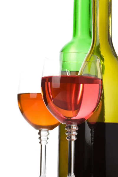 Bardağına şarap ve izole üzerinde beyaz şişe — Stok fotoğraf