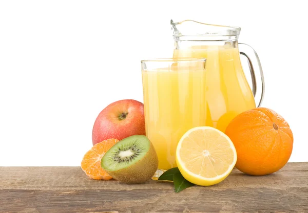 Färsk frukt och juice i glas isolerade på vit — Stockfoto