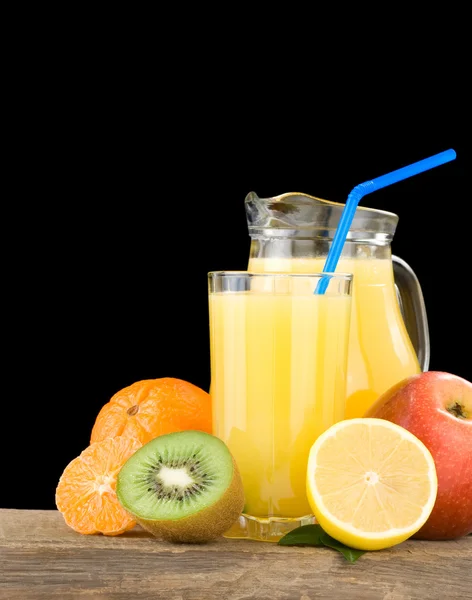 Свежие фрукты и сок в стакане изолированы на белом — стоковое фото