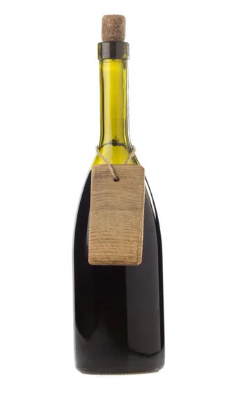 Garrafa de vinho e etiqueta preço isolado no branco — Fotografia de Stock