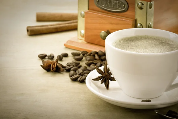 Кубок повну кави випити на смажених зерен в wood — стокове фото
