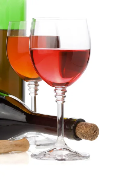 Вино из стекла и бутылки, изолированные на белом — стоковое фото