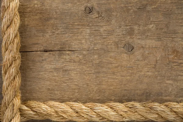 Cordas de navio bordas sobre fundo de madeira — Fotografia de Stock
