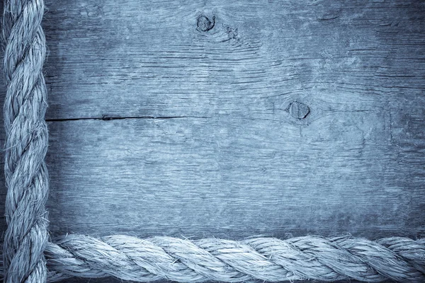 Cordas de navio bordas sobre fundo de madeira — Fotografia de Stock