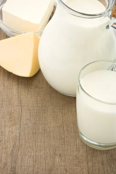 Produkty ser i mleko na białym tle na drewno — Zdjęcie stockowe