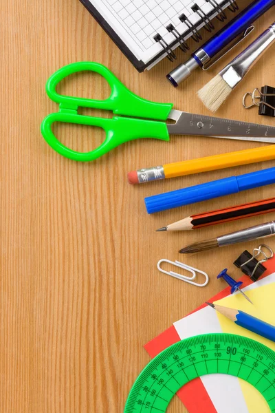 Okul malzemeleri ve defter tahta üzerinde kontrol — Stok fotoğraf