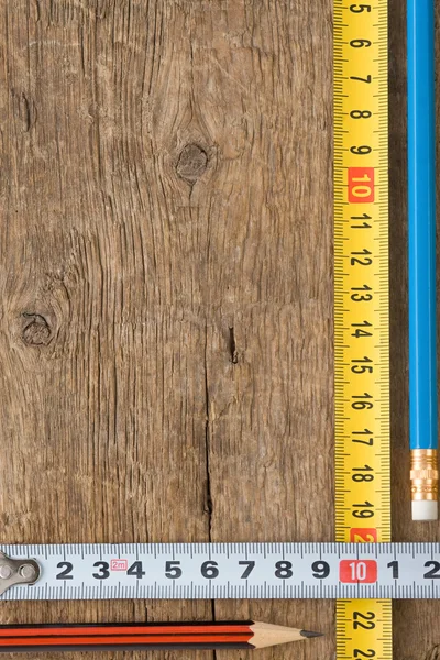Ołówek i centymetrem na drewno — Zdjęcie stockowe