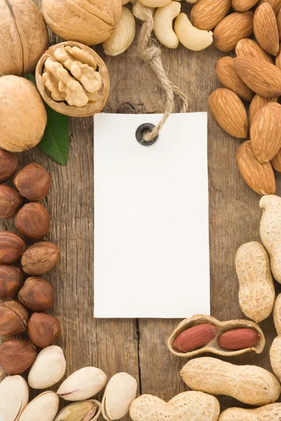 Uppsättning av nötter frukt och tag-etiketten på trä — Stockfoto