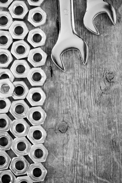 Metall nötter och skiftnyckel verktyg på trä bakgrund — Stockfoto